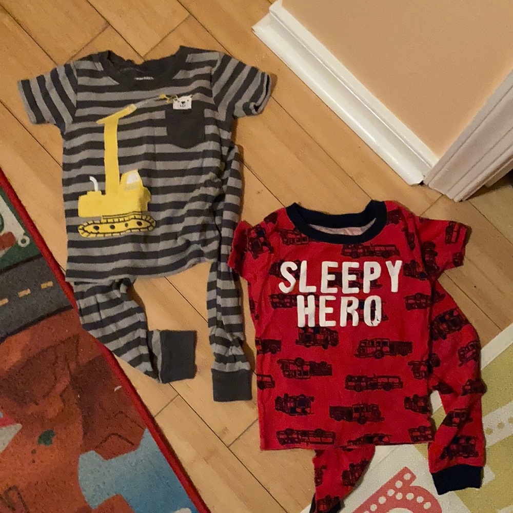 Carter’s pj 2T.